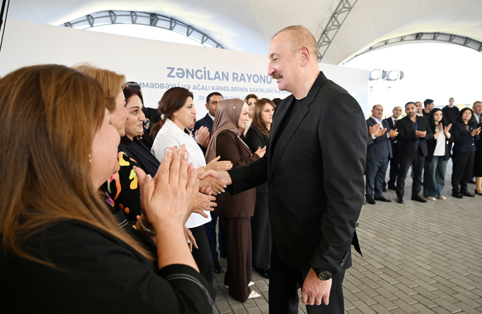 İlham Əliyev Zəngilanın Məmmədbəyli və Ağalı kəndlərinin sakinlərinə mənzillərin açarlarını təqdim edib - YENİLƏNİB - Şəkil 2