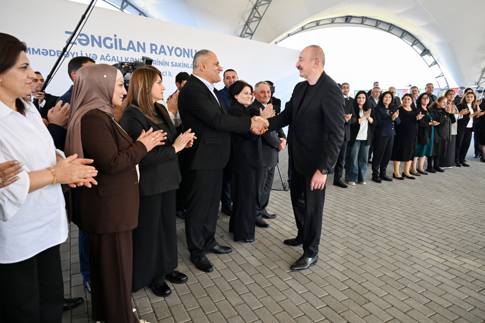 İlham Əliyev Zəngilanın Məmmədbəyli və Ağalı kəndlərinin sakinlərinə mənzillərin açarlarını təqdim edib - YENİLƏNİB - Şəkil 3