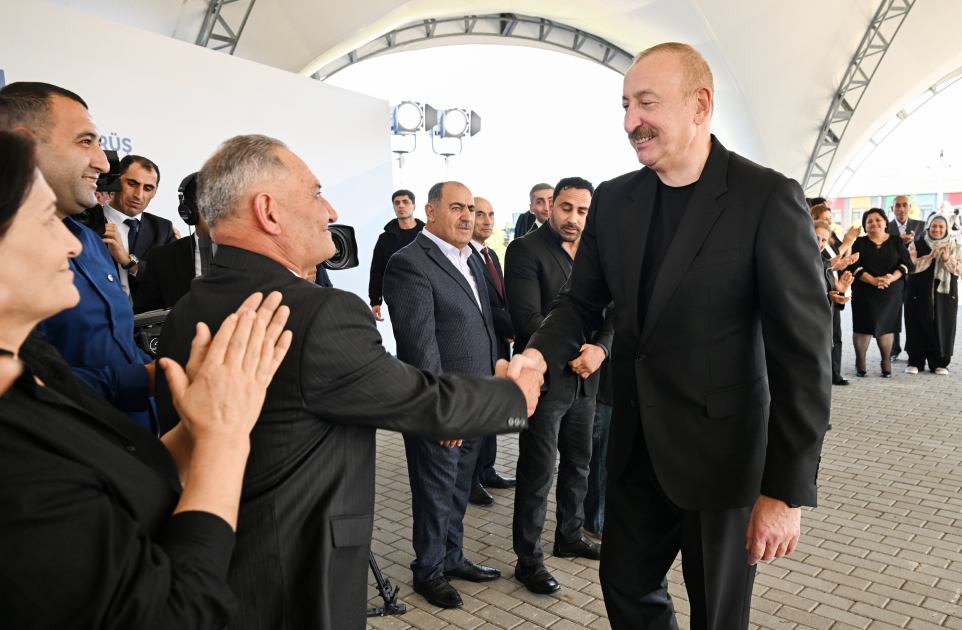 İlham Əliyev Zəngilanın Məmmədbəyli və Ağalı kəndlərinin sakinlərinə mənzillərin açarlarını təqdim edib - YENİLƏNİB - Şəkil 4