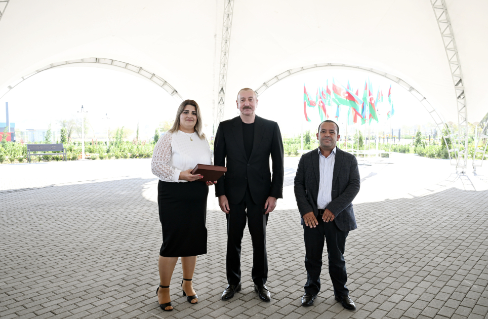 İlham Əliyev Zəngilanın Məmmədbəyli və Ağalı kəndlərinin sakinlərinə mənzillərin açarlarını təqdim edib - YENİLƏNİB - Şəkil 6