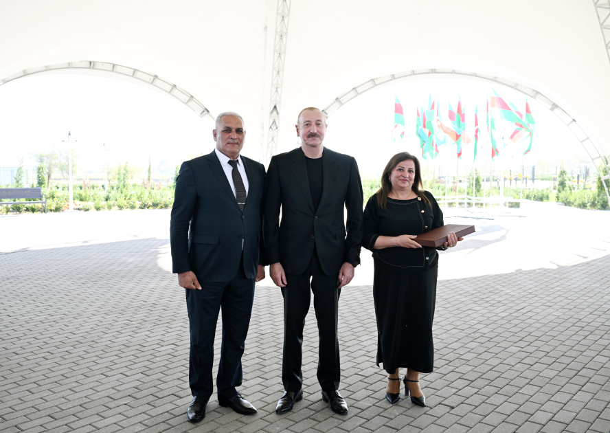 İlham Əliyev Zəngilanın Məmmədbəyli və Ağalı kəndlərinin sakinlərinə mənzillərin açarlarını təqdim edib - YENİLƏNİB - Şəkil 8