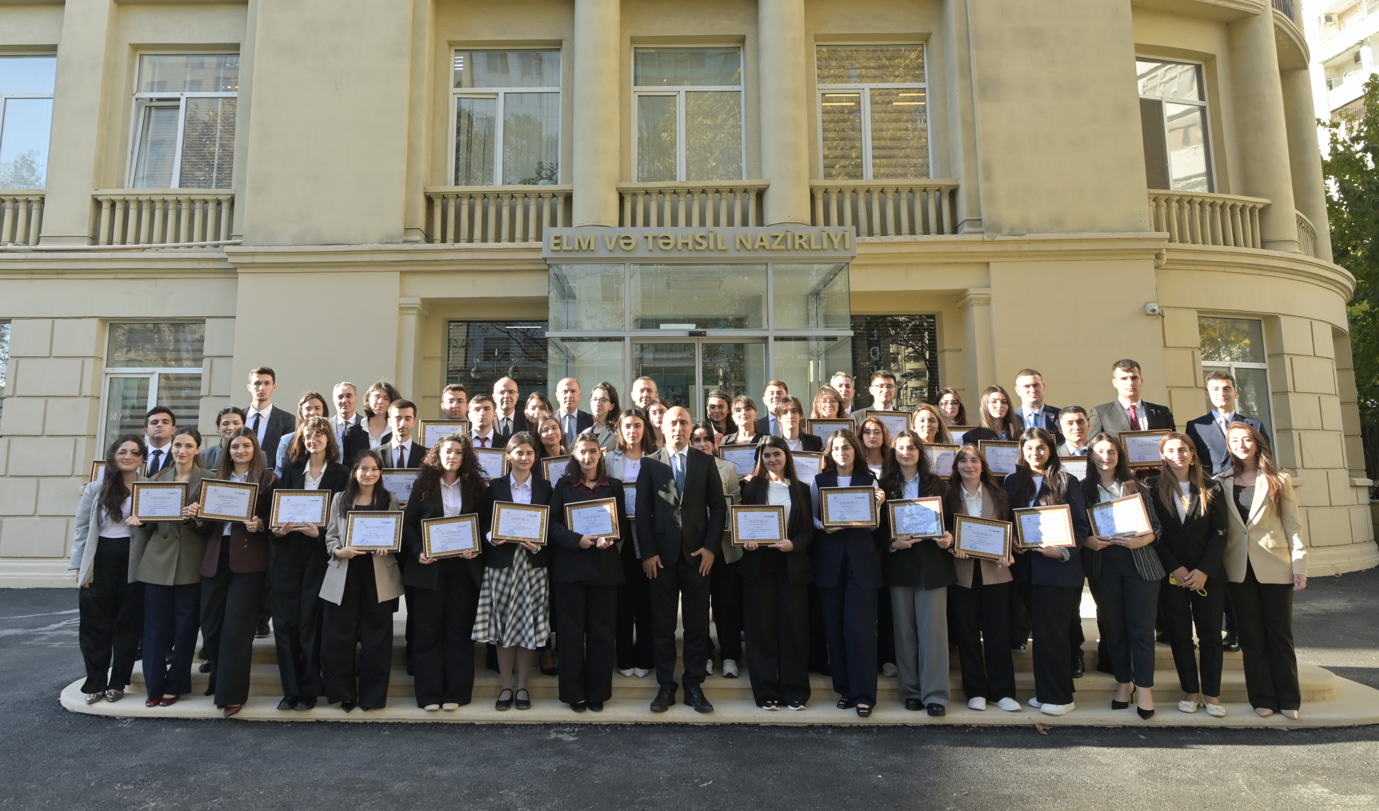 Emin Əmrullayev III “Maarifçi” tələbə-məzun təcrübə proqramının iştirakçıları ilə görüşüb - Şəkil 1