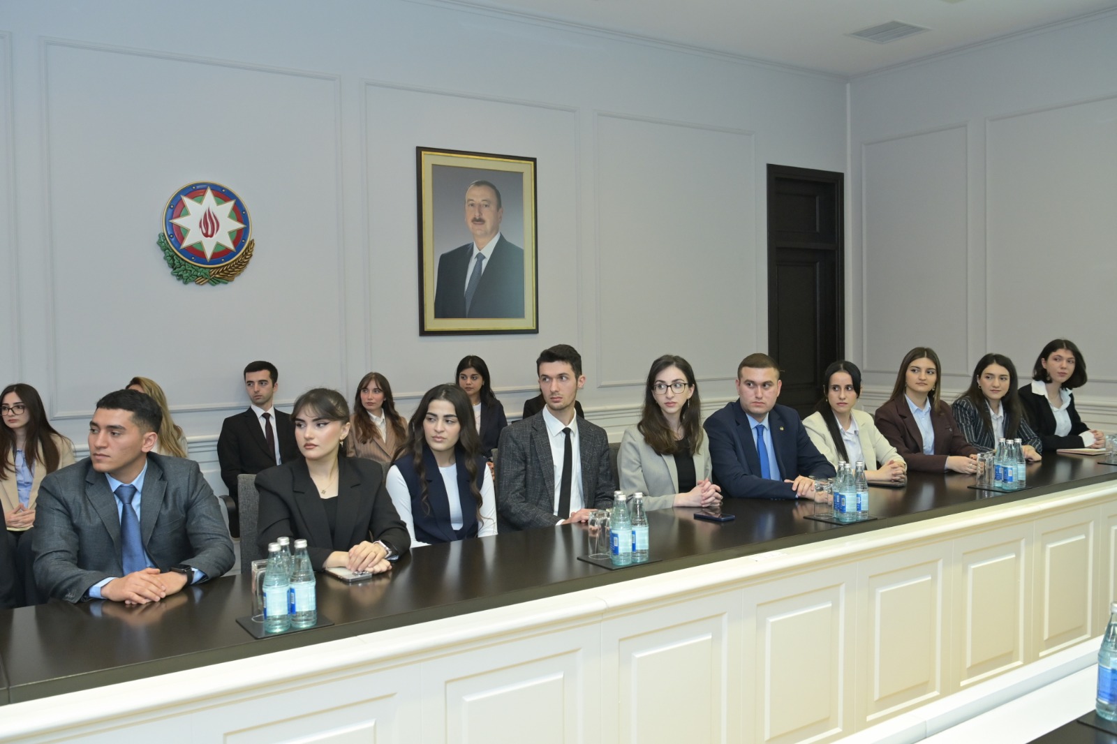 Emin Əmrullayev III “Maarifçi” tələbə-məzun təcrübə proqramının iştirakçıları ilə görüşüb - Şəkil 4
