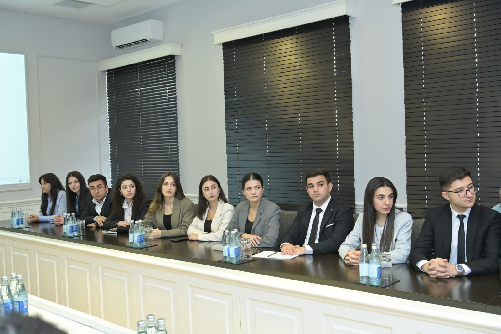 Emin Əmrullayev III “Maarifçi” tələbə-məzun təcrübə proqramının iştirakçıları ilə görüşüb - Şəkil 5