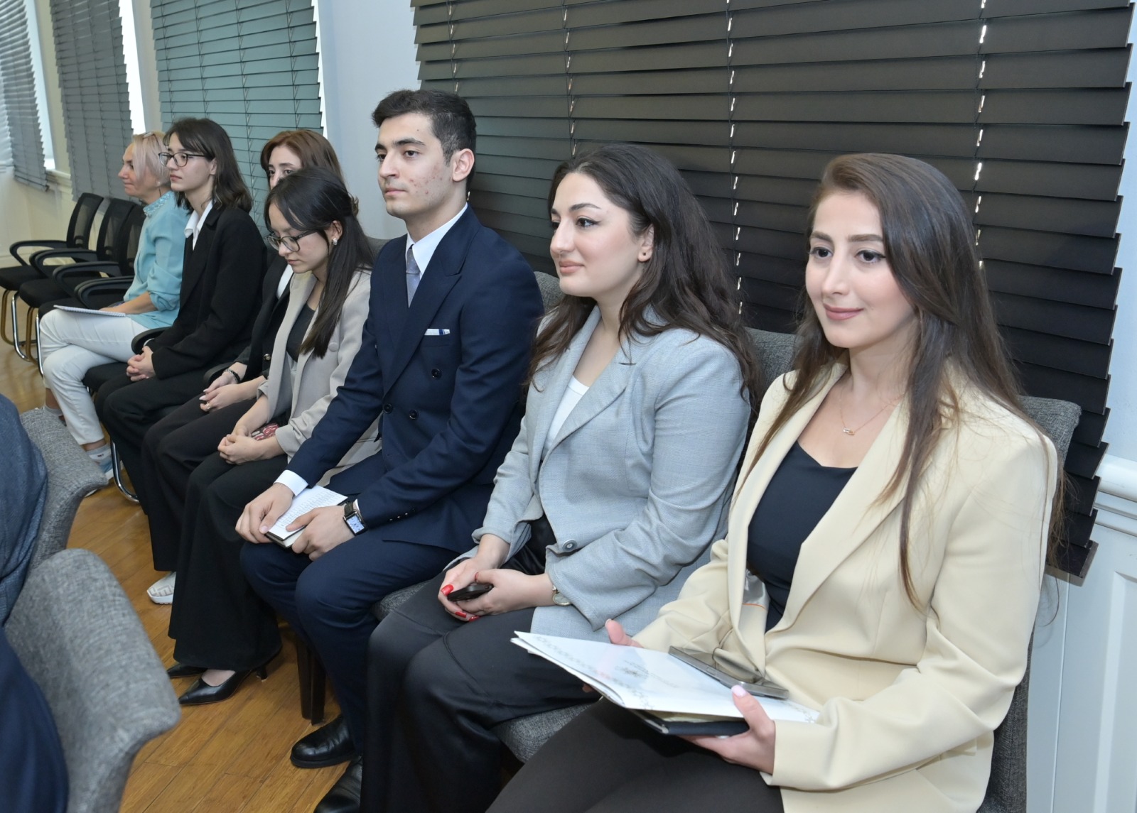 Emin Əmrullayev III “Maarifçi” tələbə-məzun təcrübə proqramının iştirakçıları ilə görüşüb - Şəkil 6