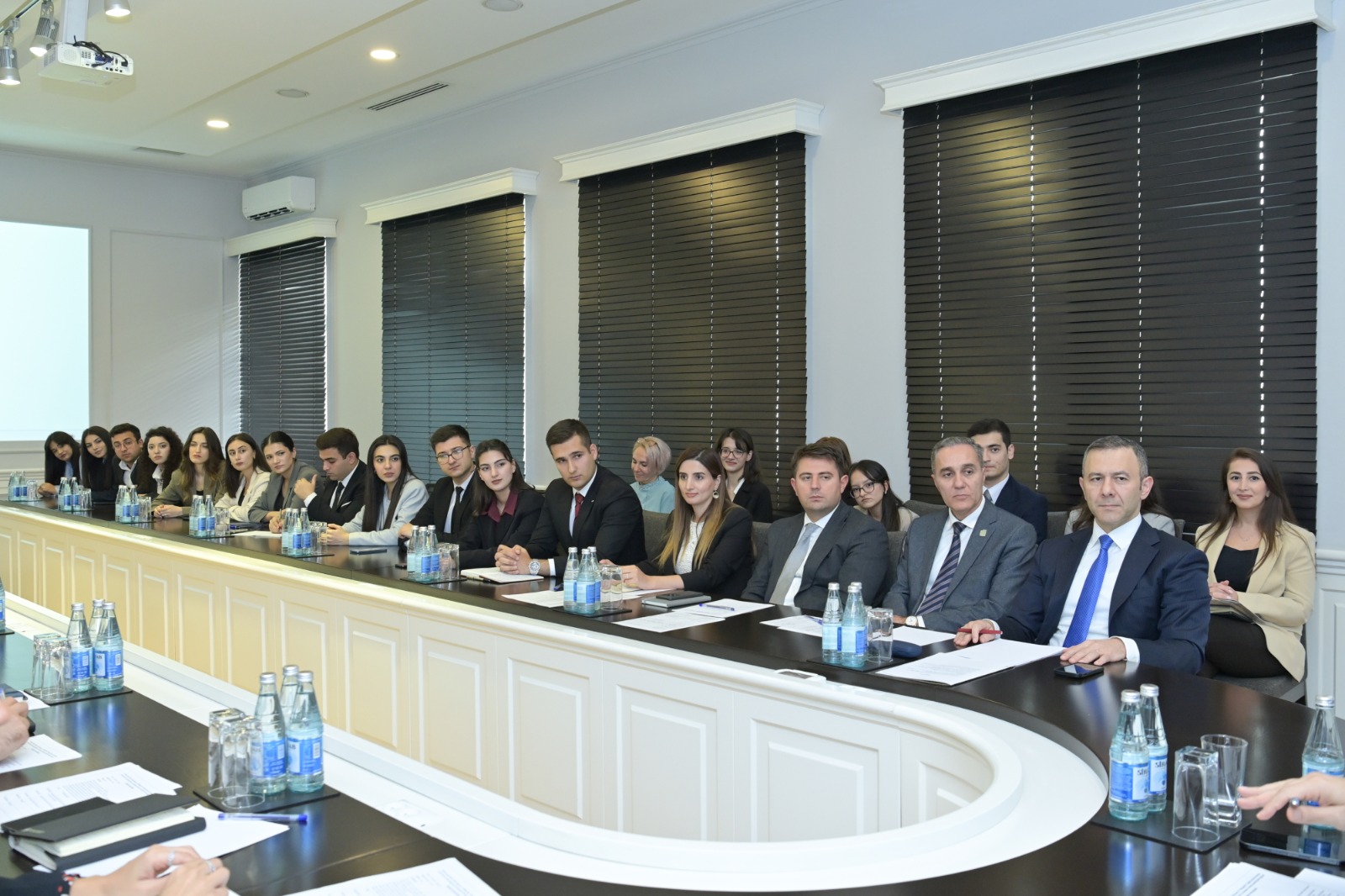 Emin Əmrullayev III “Maarifçi” tələbə-məzun təcrübə proqramının iştirakçıları ilə görüşüb - Şəkil 9