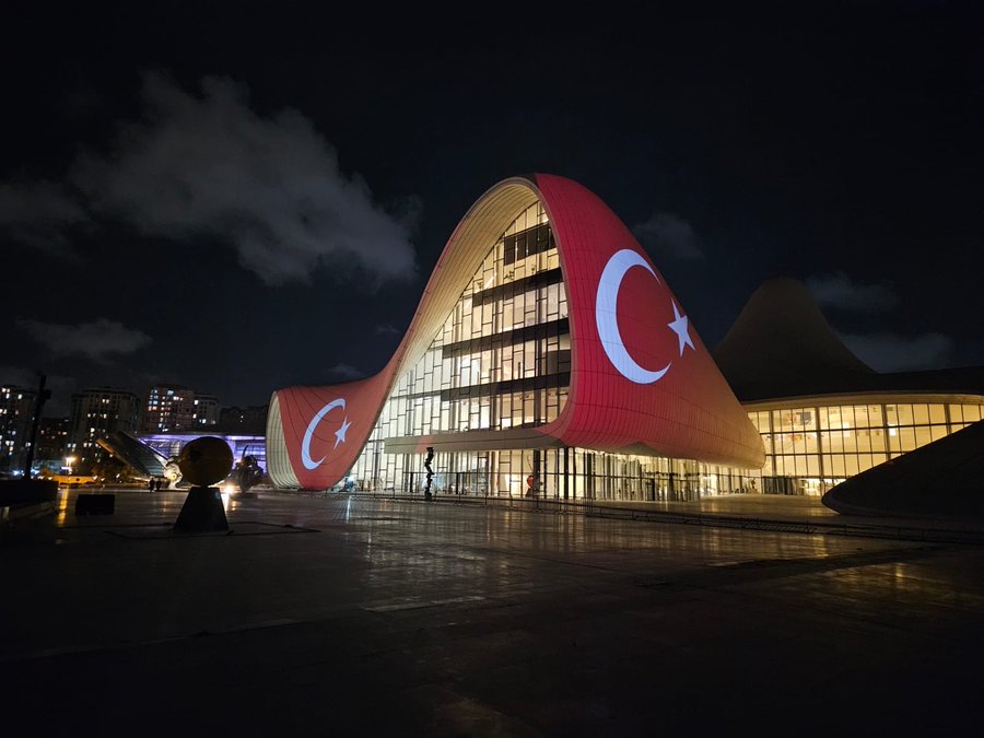 Heydər Əliyev Mərkəzi Türkiyə bayrağı ilə proyeksiya olunub