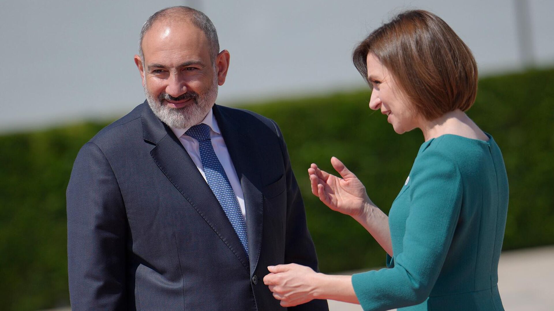 Paşinyan Moldova Prezidenti ilə görüşüb