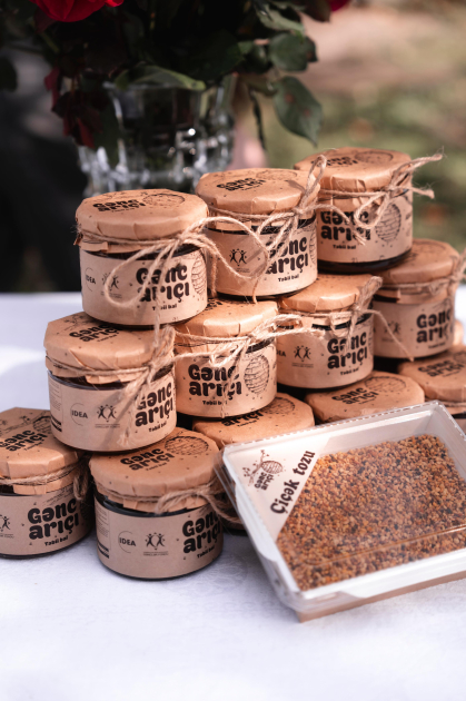 Leyla Əliyeva Qəbələdə “Gənc arıçı” layihəsinin iştirakçısı ilə görüşüb - Şəkil 11