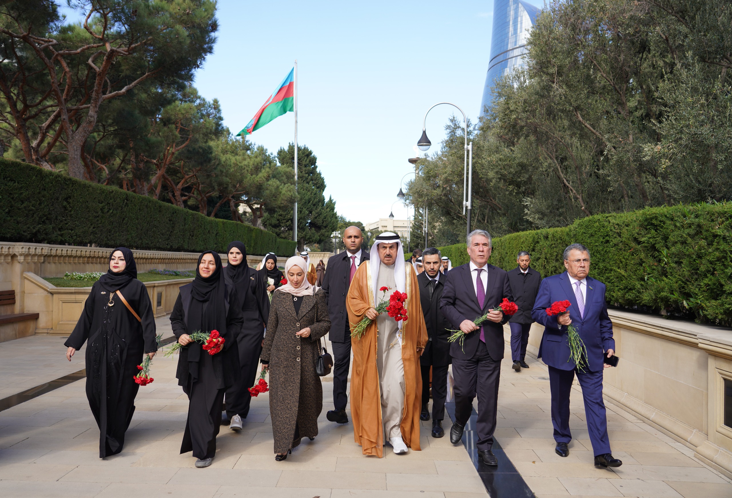 BƏƏ Federal Milli Şurasının sədri Fəxri xiyabanı və Şəhidlər xiyabanını ziyarət edib - Şəkil 1