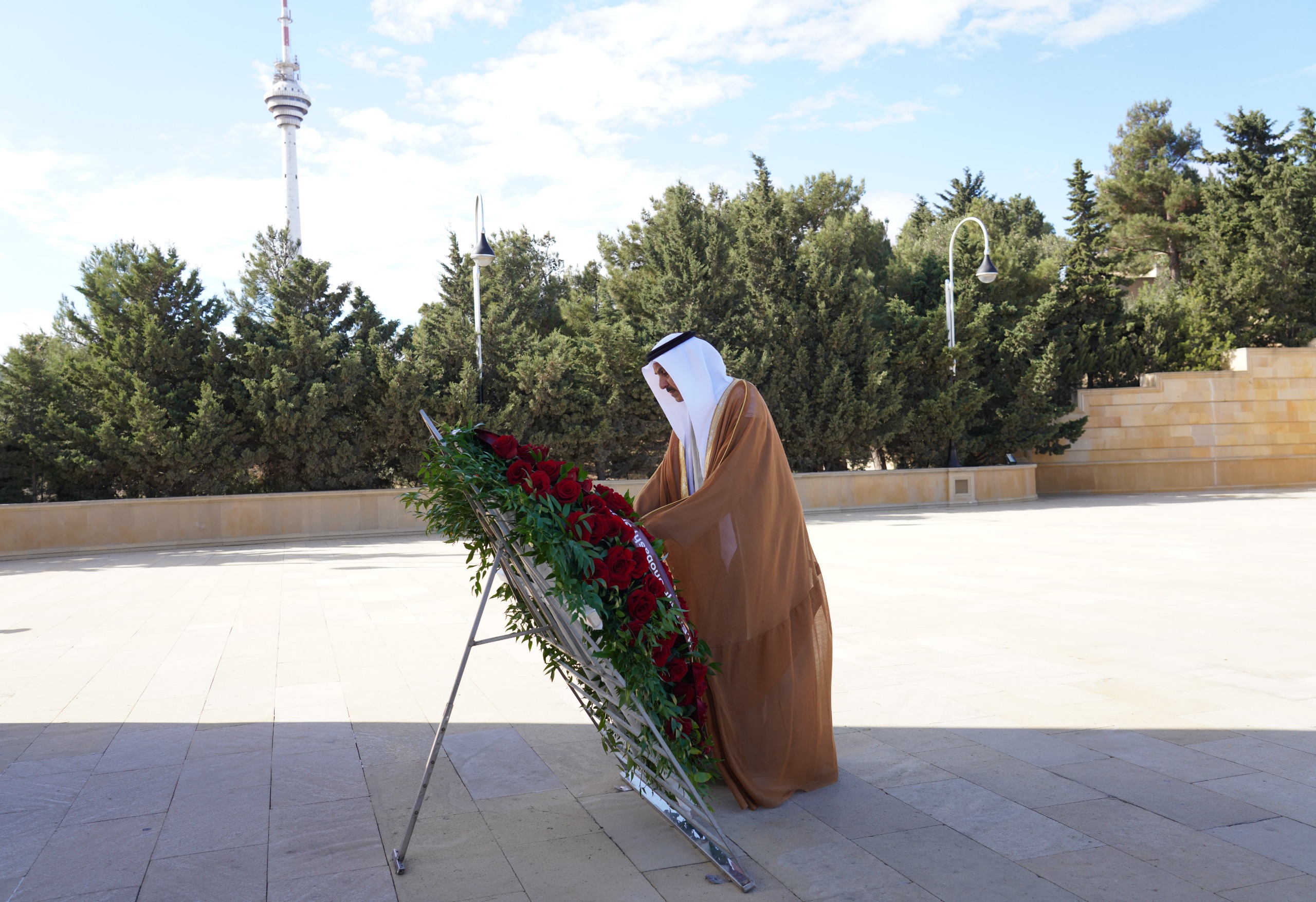 BƏƏ Federal Milli Şurasının sədri Fəxri xiyabanı və Şəhidlər xiyabanını ziyarət edib - Şəkil 4