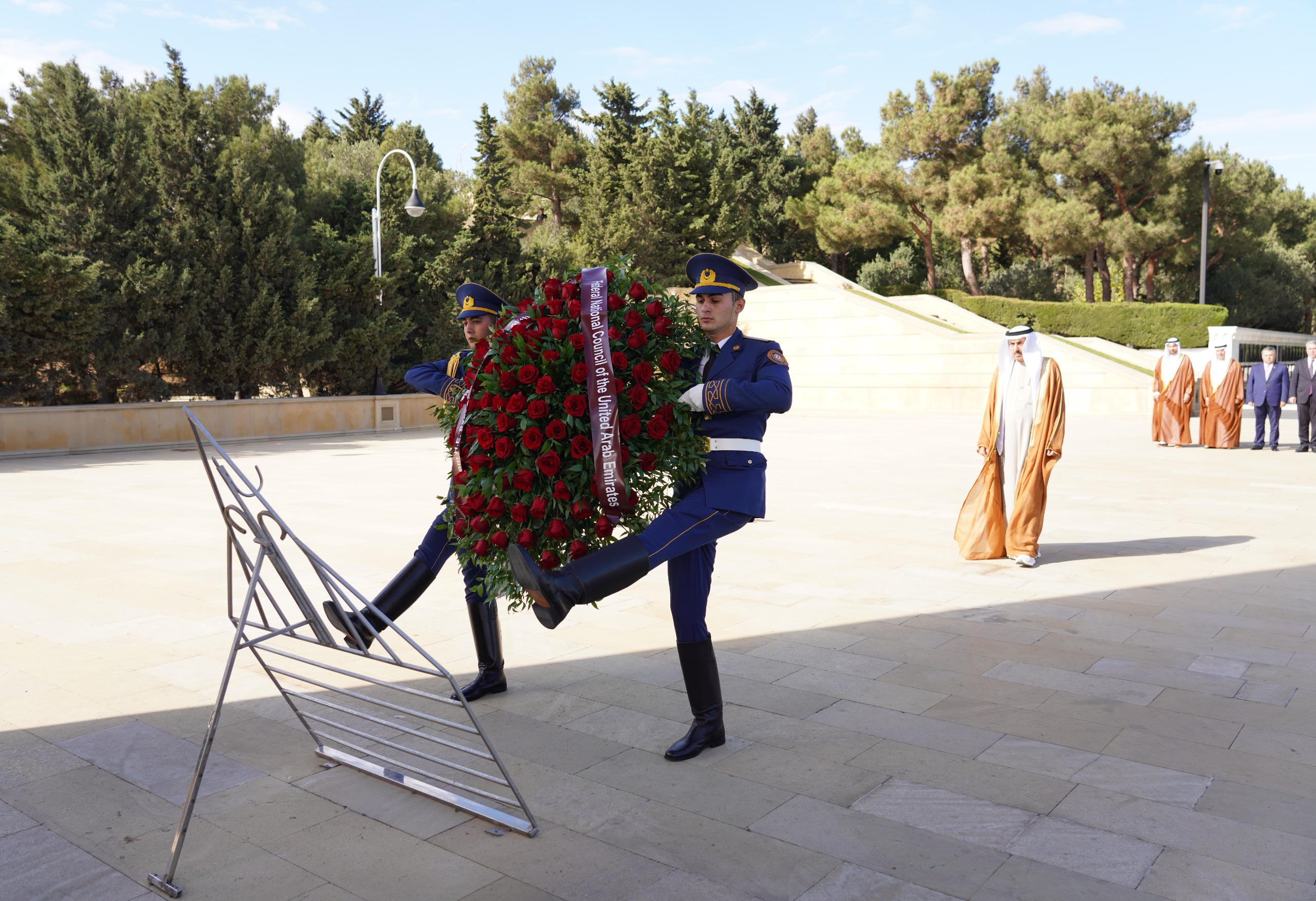 BƏƏ Federal Milli Şurasının sədri Fəxri xiyabanı və Şəhidlər xiyabanını ziyarət edib - Şəkil 3