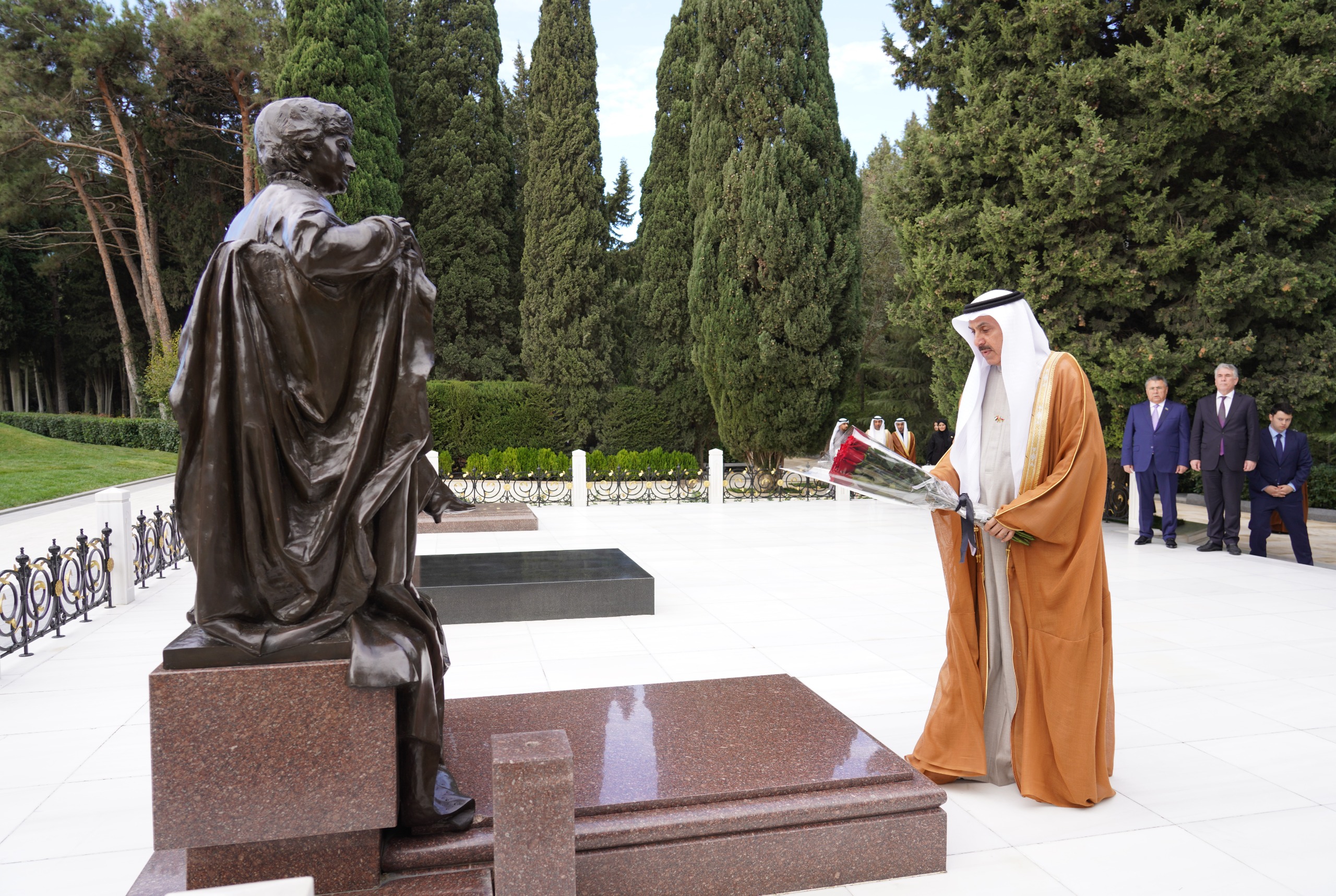 BƏƏ Federal Milli Şurasının sədri Fəxri xiyabanı və Şəhidlər xiyabanını ziyarət edib - Şəkil 7