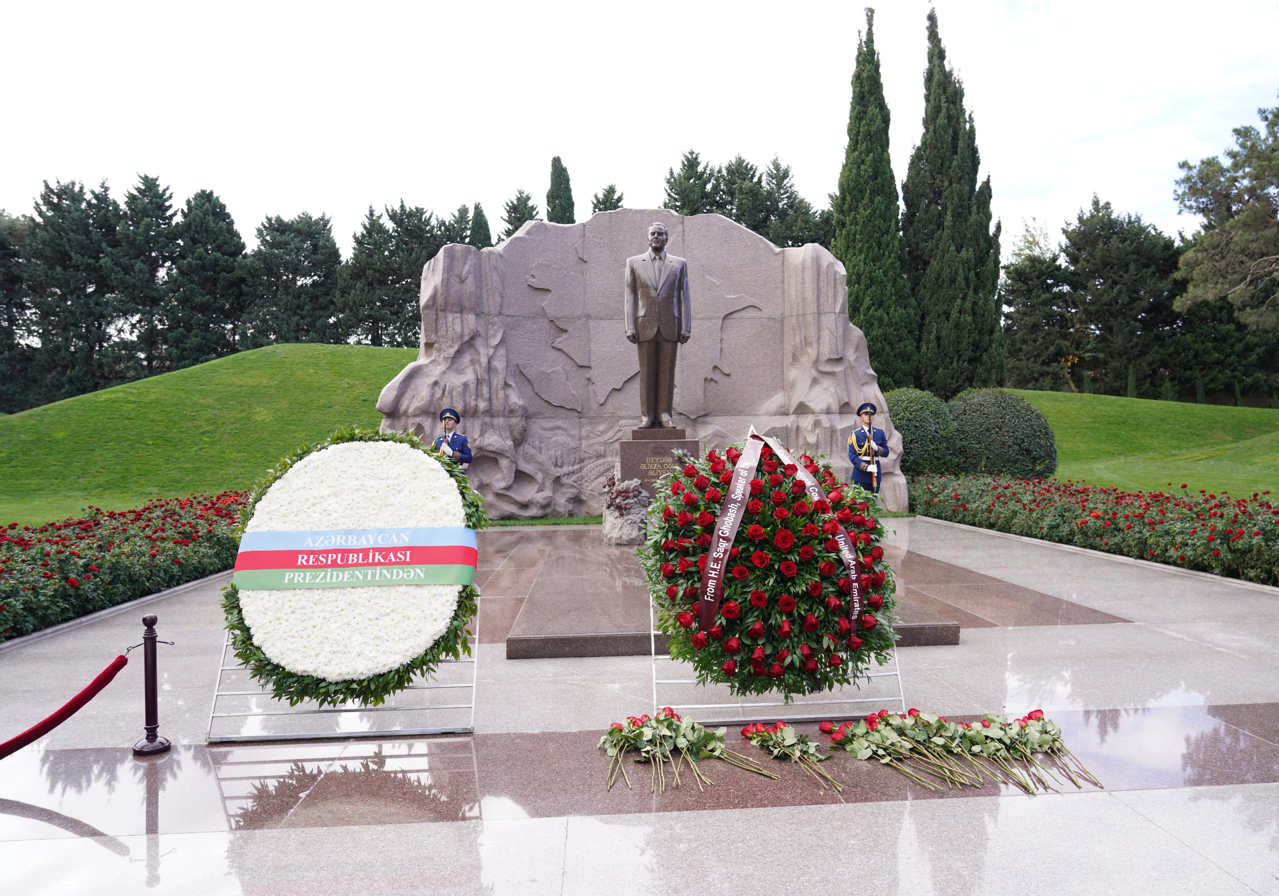 BƏƏ Federal Milli Şurasının sədri Fəxri xiyabanı və Şəhidlər xiyabanını ziyarət edib - Şəkil 6