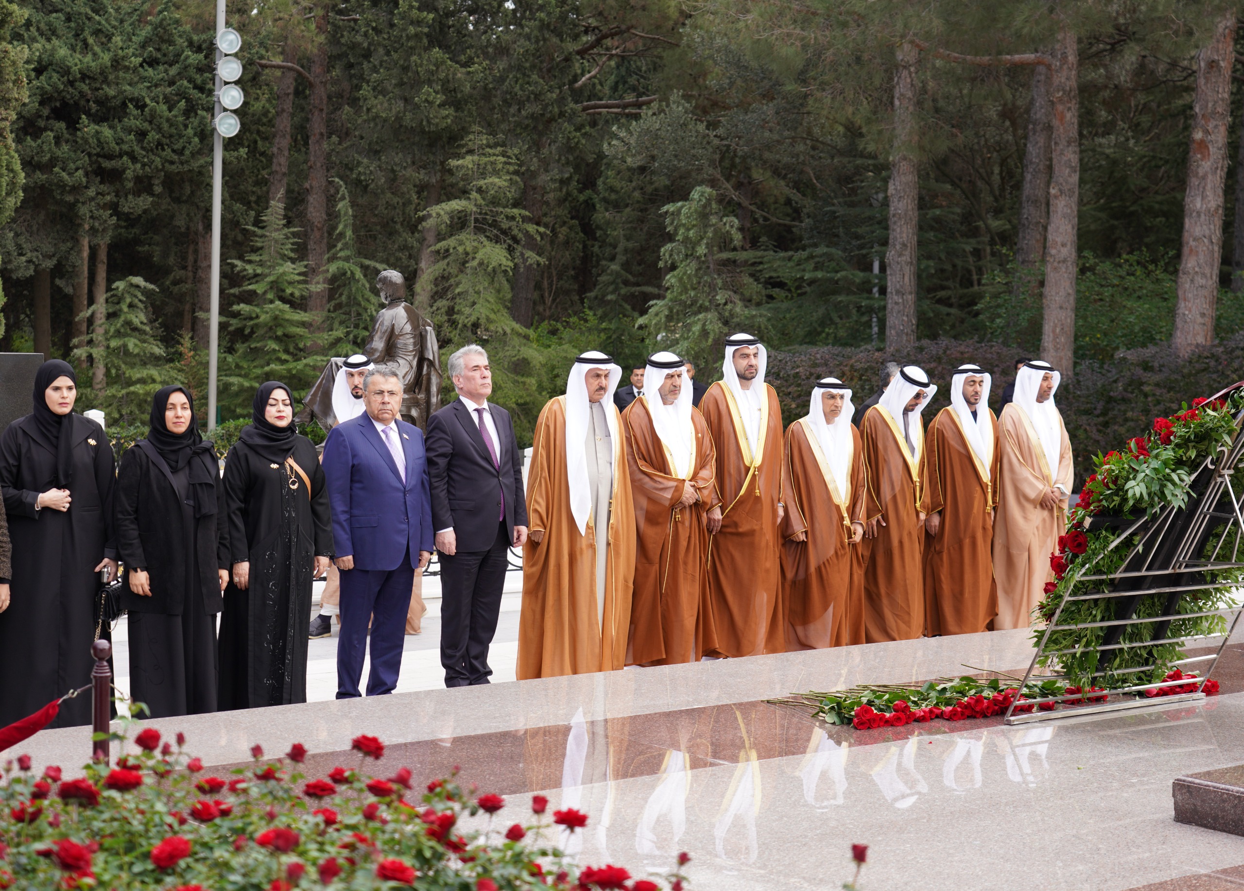 BƏƏ Federal Milli Şurasının sədri Fəxri xiyabanı və Şəhidlər xiyabanını ziyarət edib - Şəkil 8