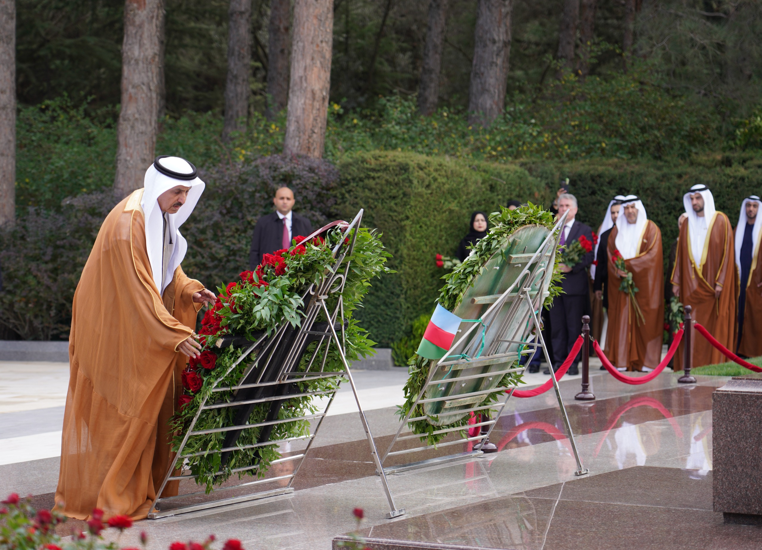 BƏƏ Federal Milli Şurasının sədri Fəxri xiyabanı və Şəhidlər xiyabanını ziyarət edib - Şəkil 5