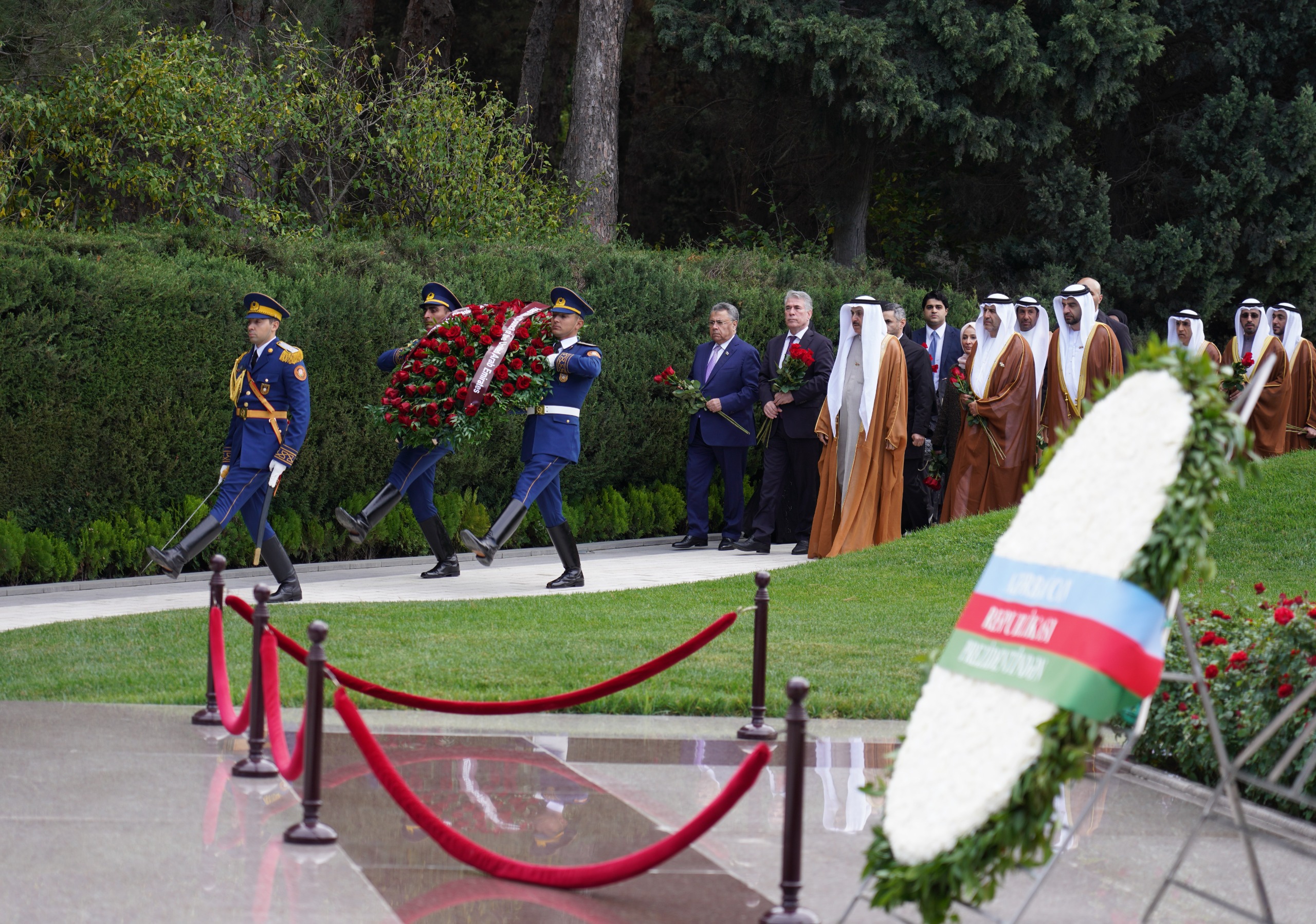 BƏƏ Federal Milli Şurasının sədri Fəxri xiyabanı və Şəhidlər xiyabanını ziyarət edib - Şəkil 2
