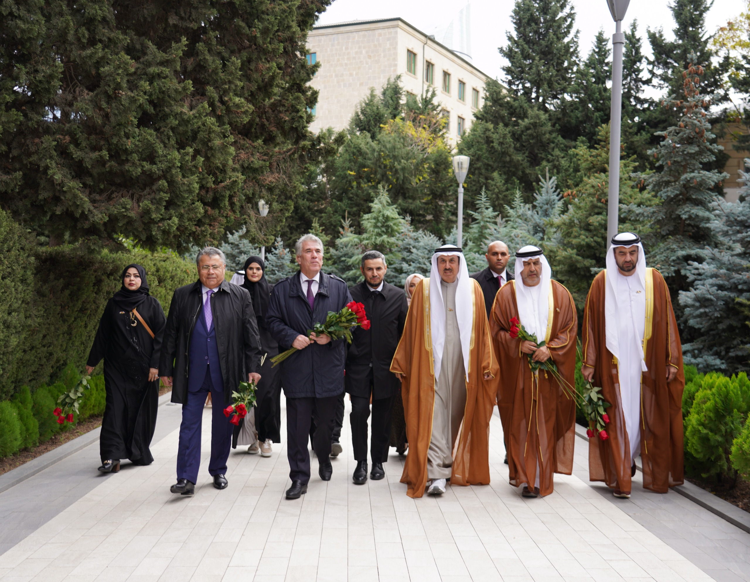 BƏƏ Federal Milli Şurasının sədri Fəxri xiyabanı və Şəhidlər xiyabanını ziyarət edib - Şəkil 9
