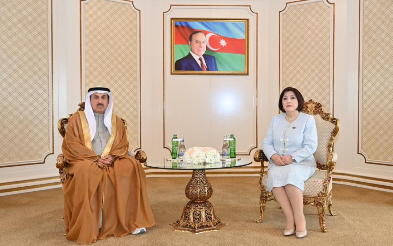 Sahibə Qafarova Qobaşla müzakirə aparıb