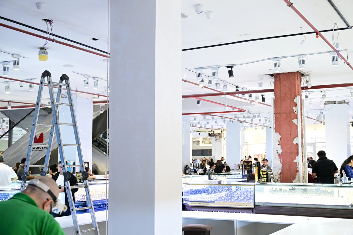 "Moskva" univermağının binasında qanunsuz təmir işləri aparılıb - Şəkil 1