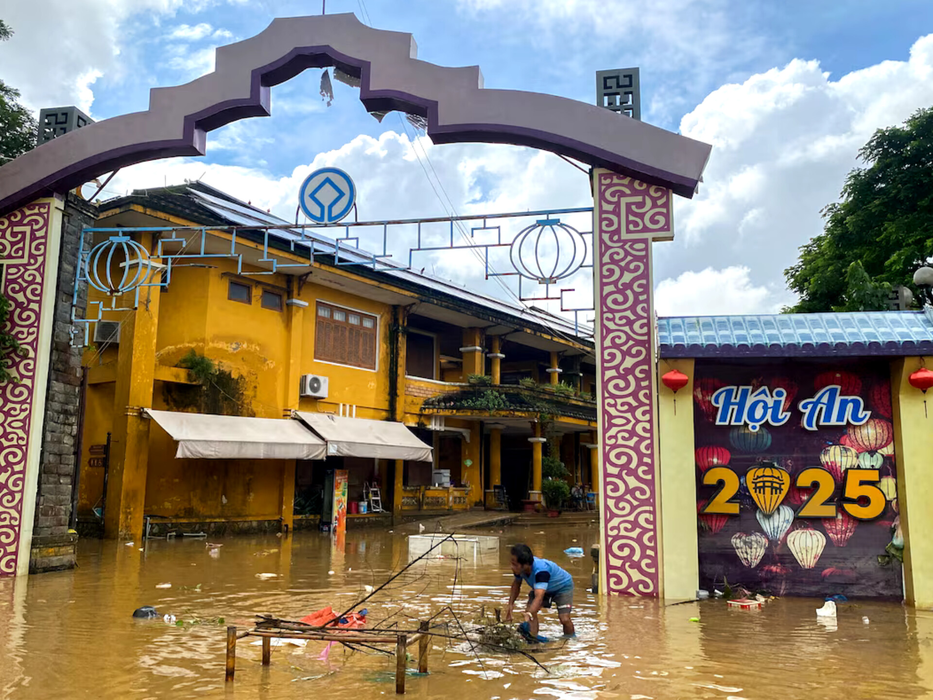 Vyetnamda daşqın nəticəsində ölənlərin sayı 13-ə çatıb, daha 11 nəfər itkin düşüb