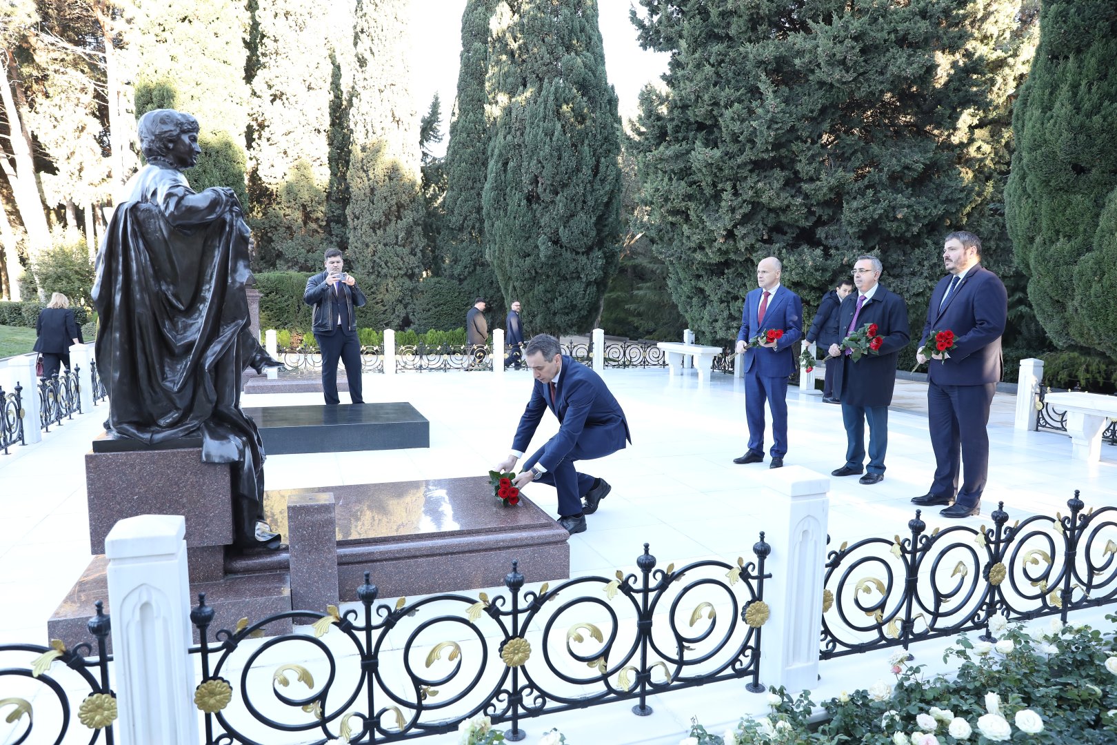 Ukraynanın səhiyyə naziri Fəxri Xiyabanı, Şəhidlər Xiyabanını və Zəfər Parkını ziyarət edib - Şəkil 1