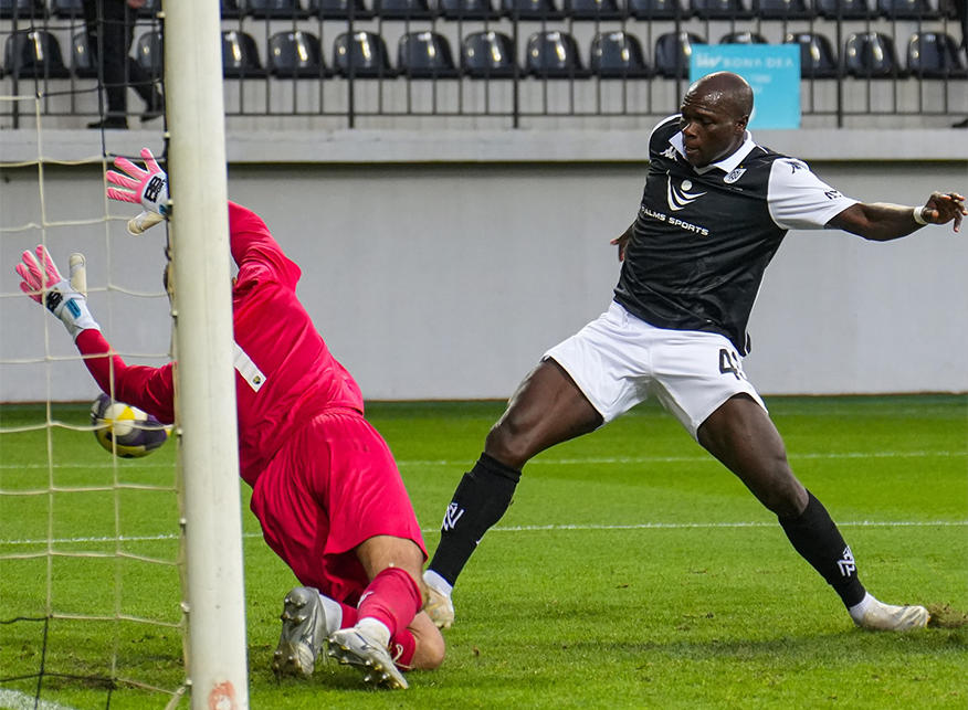 Vensan Abubakar “Neftçi”də tarixi debütə imza atdı