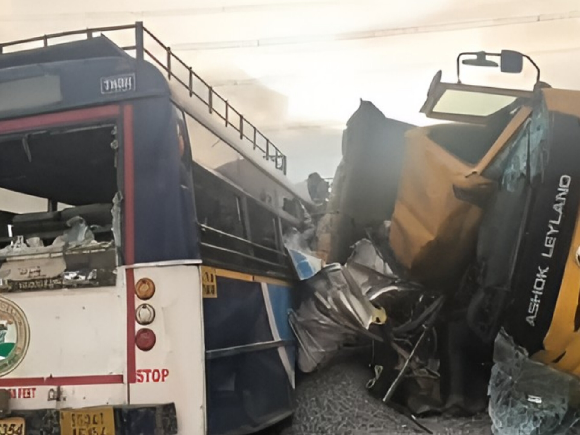 Hindistanda avtobusla yük maşınının toqquşması nəticəsində azı 20 nəfər ölüb