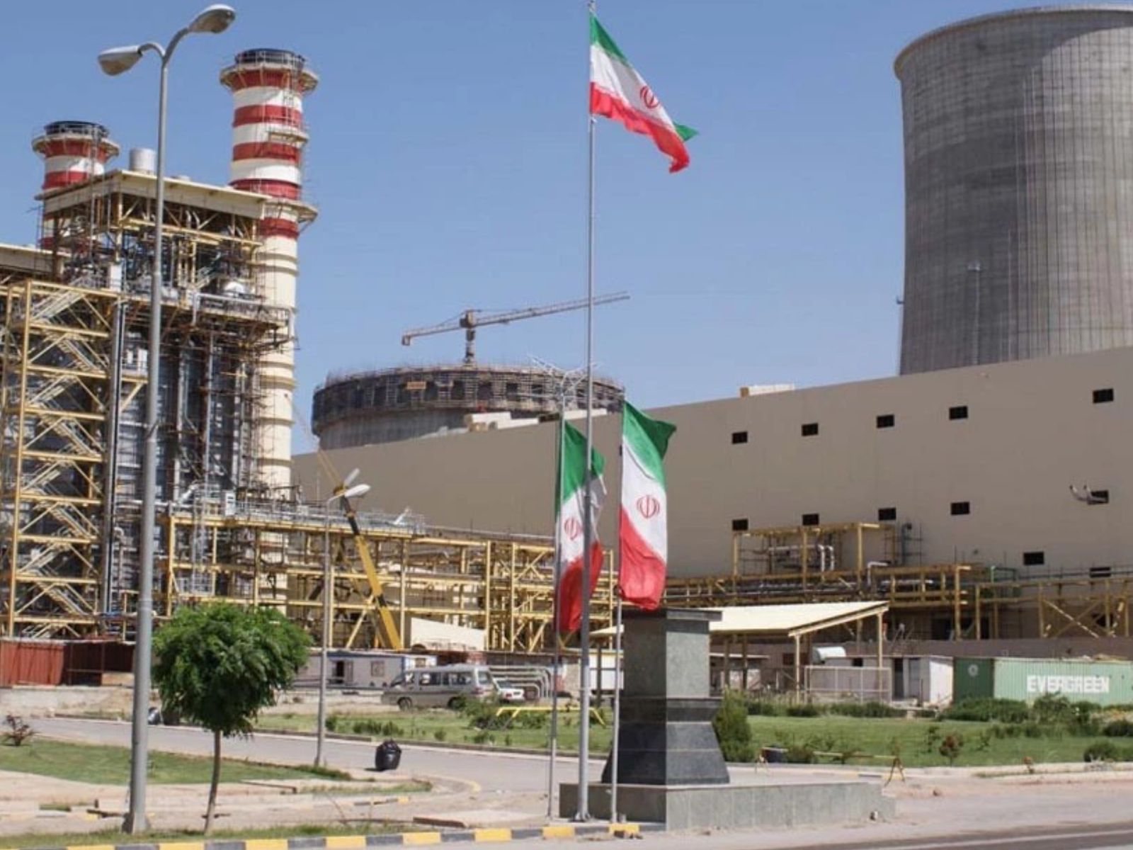 Rusiya İranda səkkiz atom elektrik stansiyası tikəcək