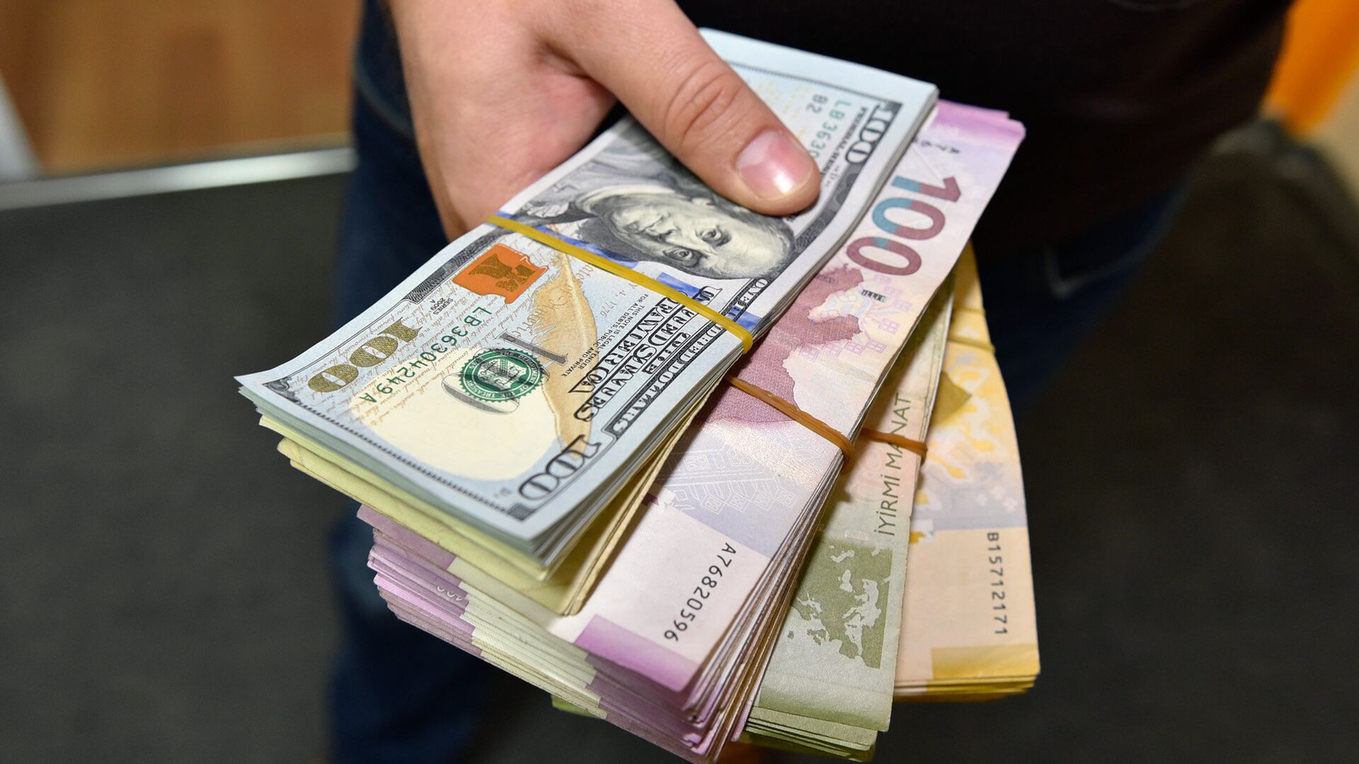 Gələn il manatın məzənnəsi necə olacaq?