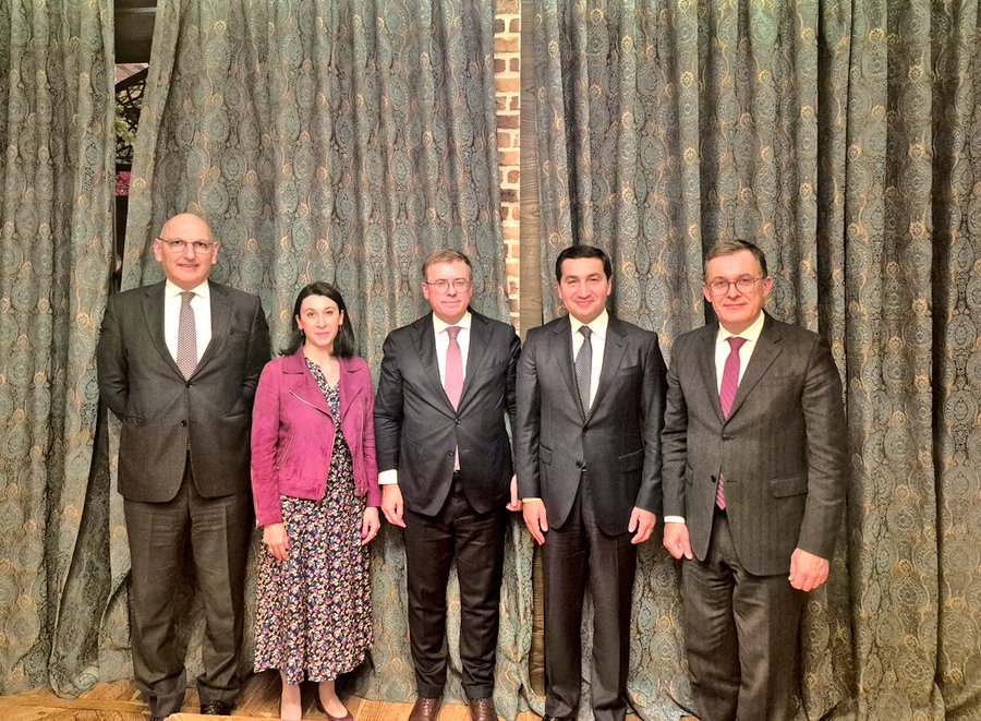 Makronun müşaviri Bakıya gəlib