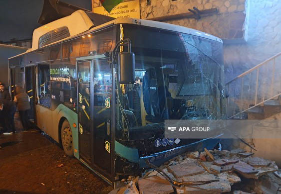 Biləcəridə sərnişin avtobusu iki minik avtomobili ilə toqquşub  - Fotolar