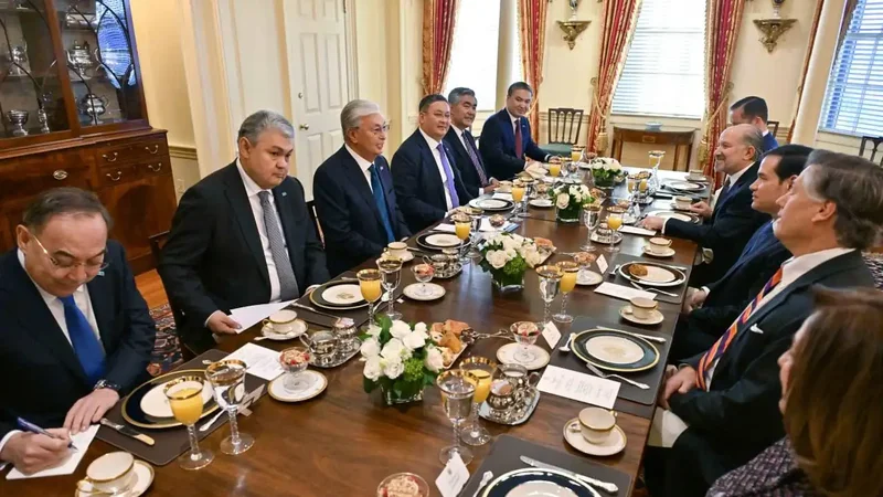 Qazaxıstan Prezidenti ABŞ dövlət katibi ilə görüşüb