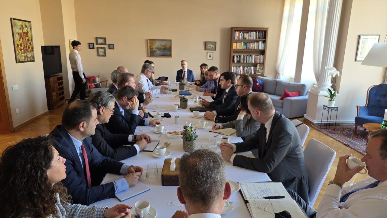 Hikmət Hacıyev NATO nümayəndə heyəti ilə sülh gündəliyini müzakirə edib