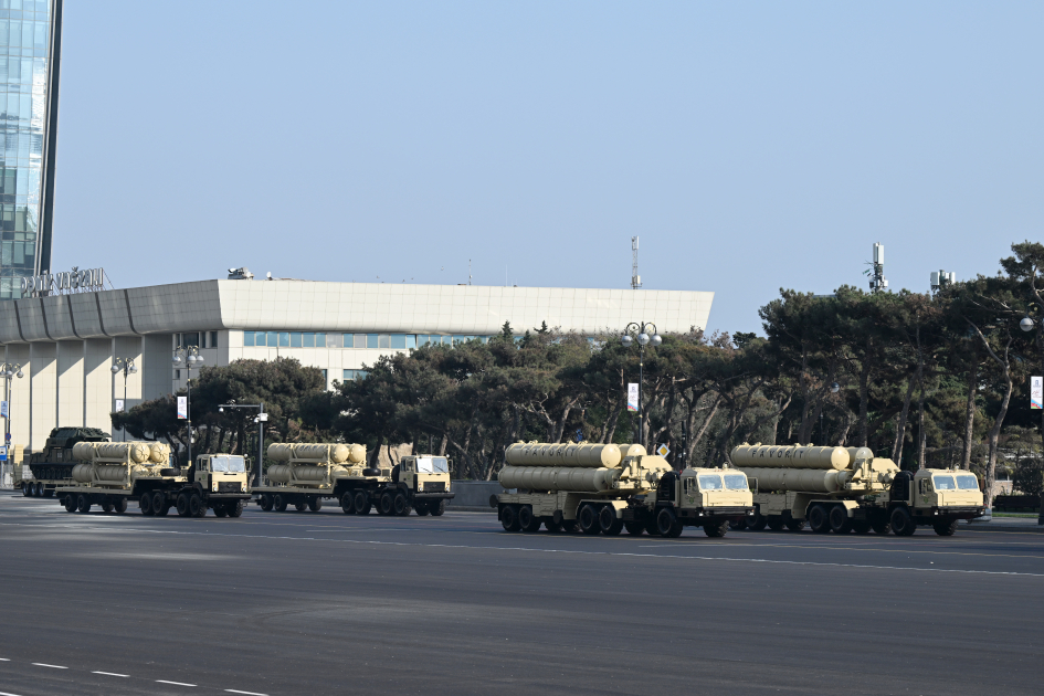 Azərbaycan Ordusunun hərbi paradda yeni texnikaları nümayiş etdirilib