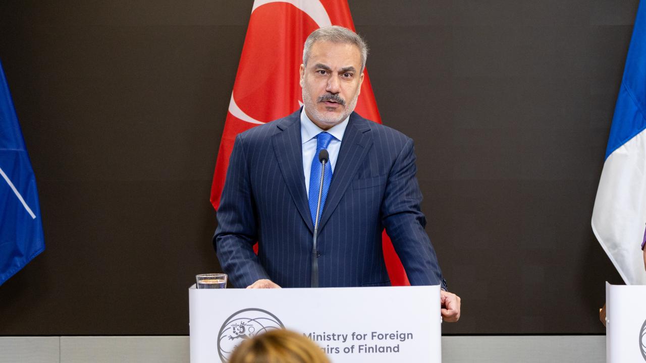 Türkiyə XİN rəhbəri Azərbaycanı Zəfər Günü münasibətilə təbrik edib