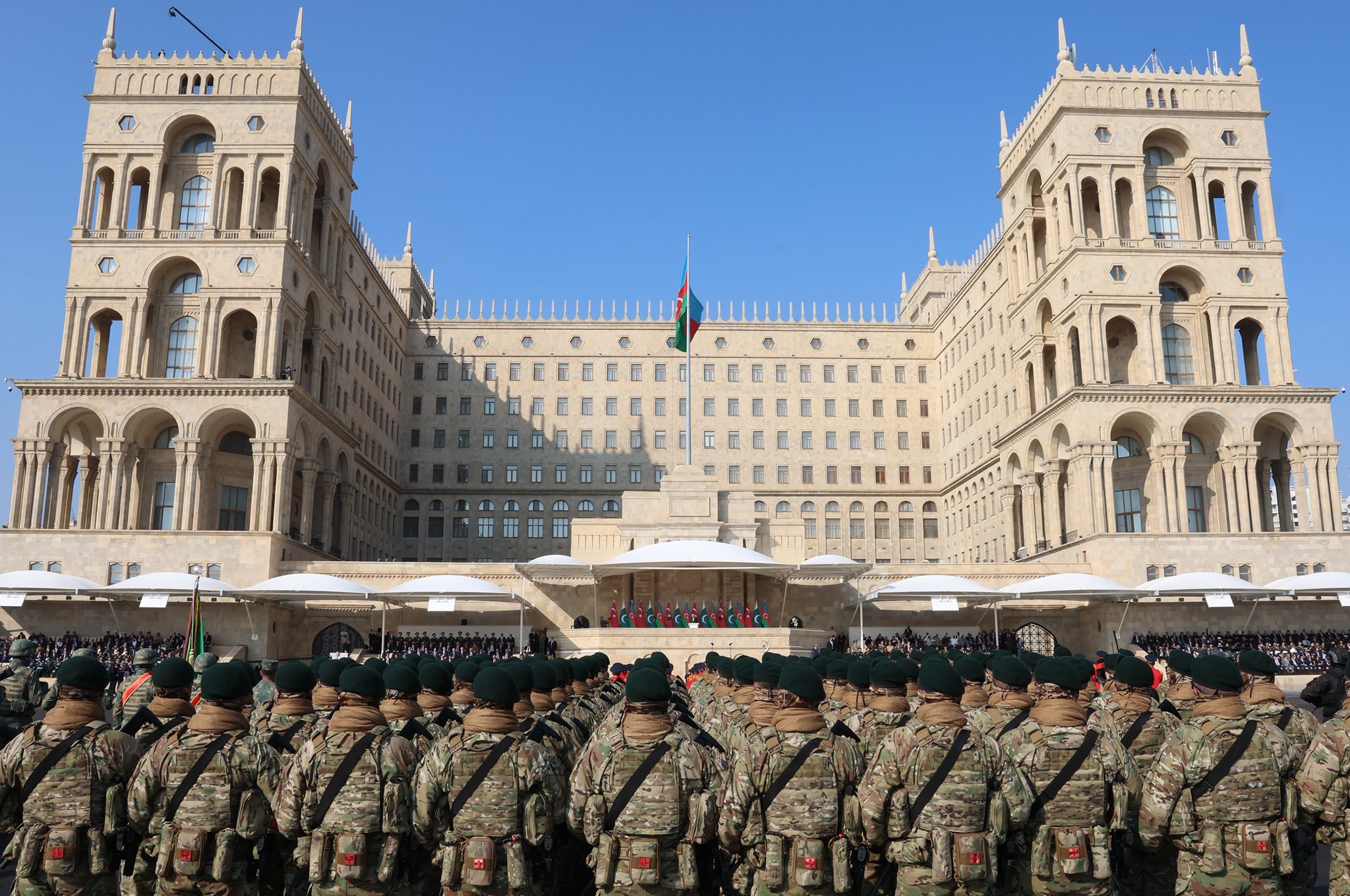 Hərbi paradda nə qədər şəxsi heyət iştirak edib ?