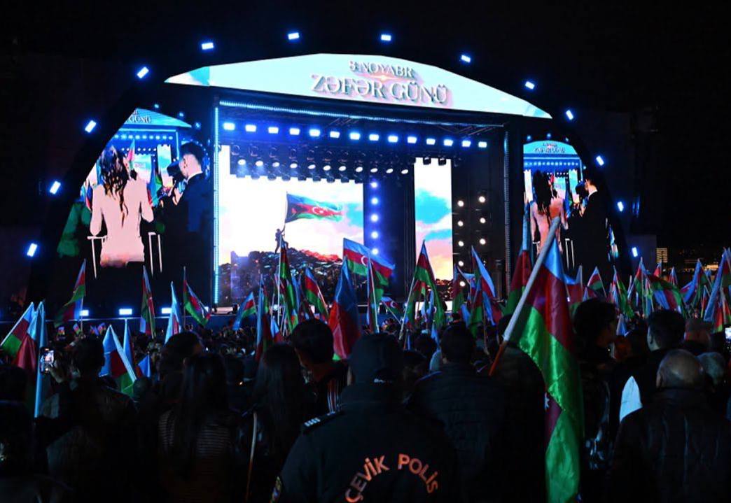 Bakıda Zəfər Günü ilə bağlı atəşfəşanlıq keçirilib - YENİLƏNİB