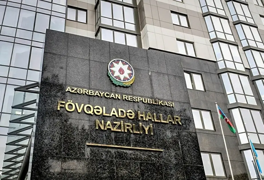 Suraxanıda avtomobil dərəyə aşıb