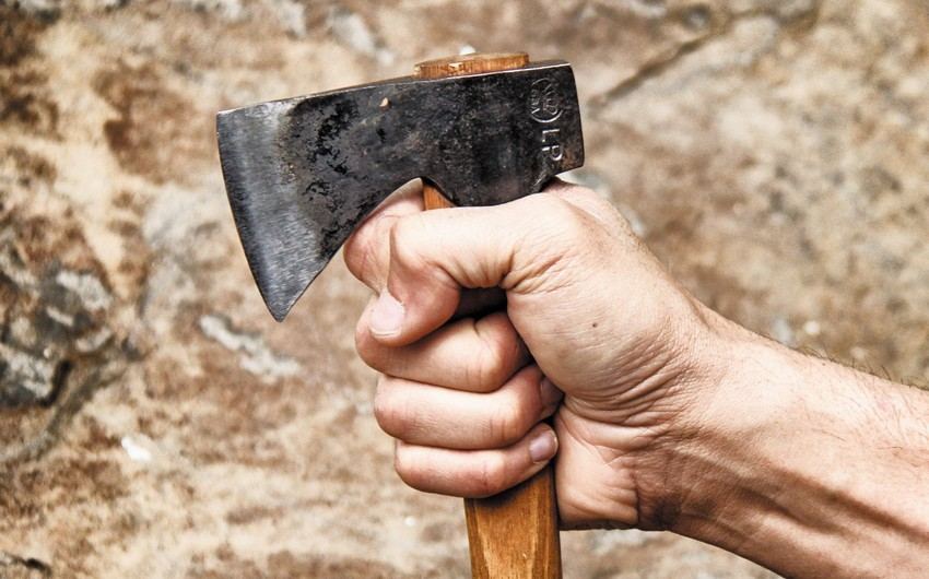 Qubada qadın qohumunu baltalayıb