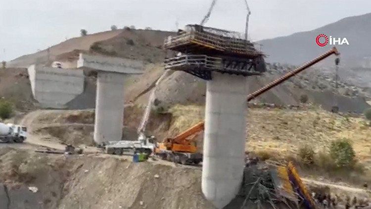 Türkiyədə körpünün çökməsi nəticəsində 3 nəfər ölüb