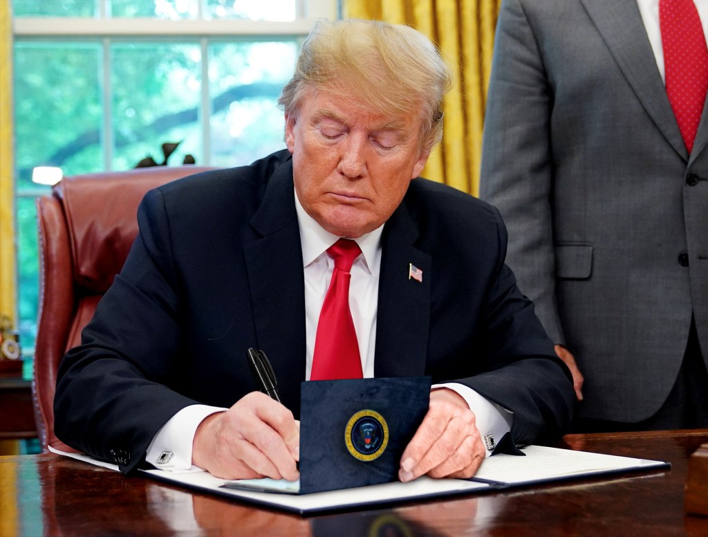 Donald Tramp hökumətin fəaliyyətinin bərpası haqqında qanunu imzalayıb