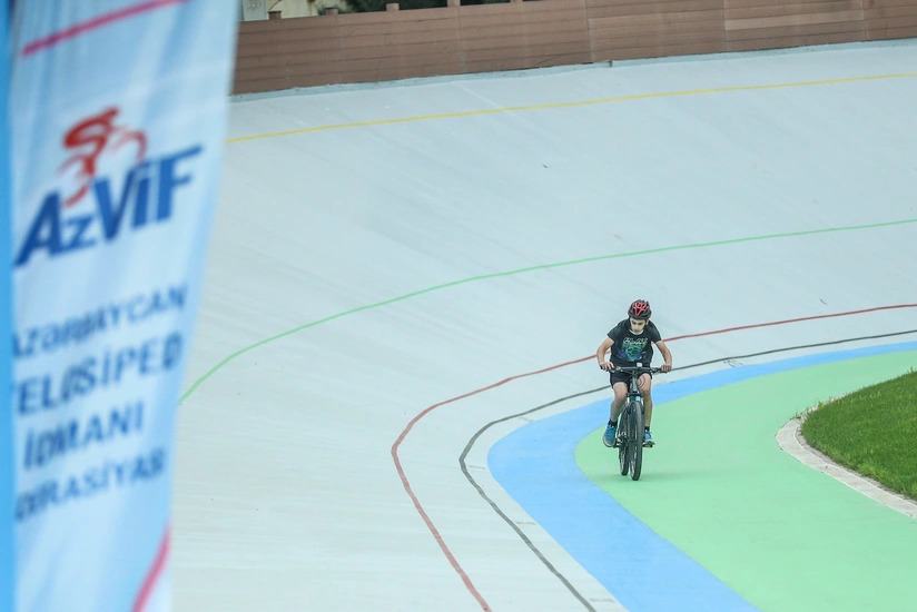 Bakı məktəbliləri arasında velosiped yarışı keçirilib