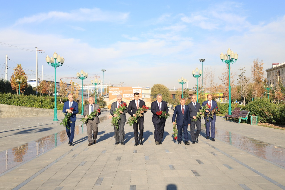 Azərbaycan nümayəndə heyəti Daşkənddə Ümummilli Lider Heydər Əliyevin abidəsini ziyarət edib - Fotolar