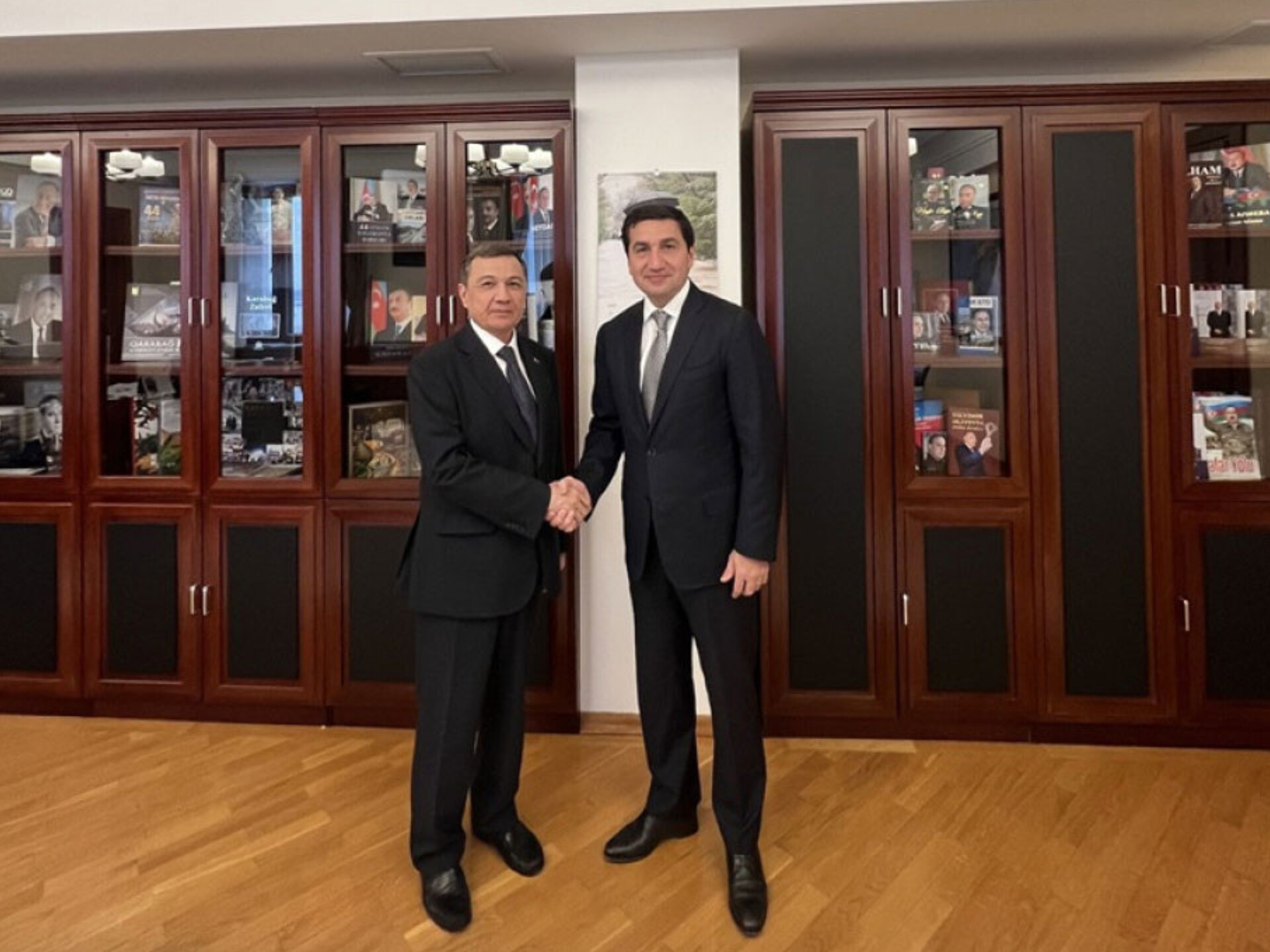 Hikmət Hacıyev Türkmənistan səfiri ilə görüşüb